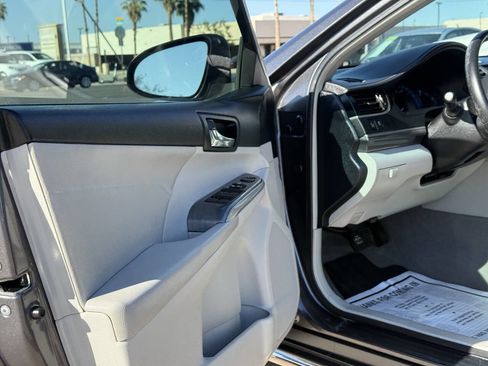 Used 2014 Toyota Camry XLE w/ Leather Package FWD image 9