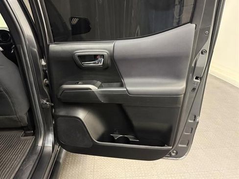 Used 2022 Toyota Tacoma TRD Sport w/ Technology Package image 19
