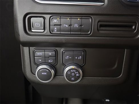 Used 2023 GMC Yukon XL SLE image 17