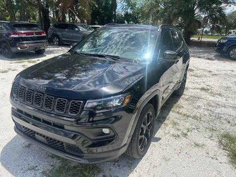Used 2026 Jeep Compass Latitude AWD/4WD image 2