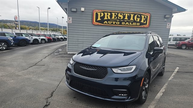 Used 2025 Chrysler Pacifica Limited FWD image 2