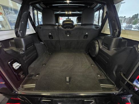 Used 2022 Jeep Wrangler Unlimited Sahara image 8