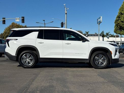Used 2025 Chevrolet Traverse LT FWD image 4