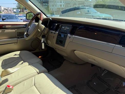 Used 2011 Lincoln Town Car Signature Limited RWD image 15