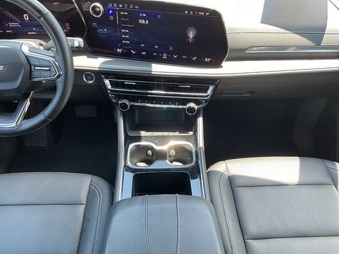 Used 2025 Chevrolet Traverse LT AWD/4WD image 14
