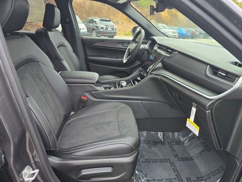 New 2025 Jeep Grand Cherokee L Altitude image 28