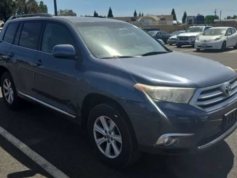 Used 2013 Toyota Highlander Plus FWD image 1