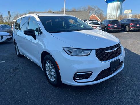 Used 2025 Chrysler Pacifica Select image 3