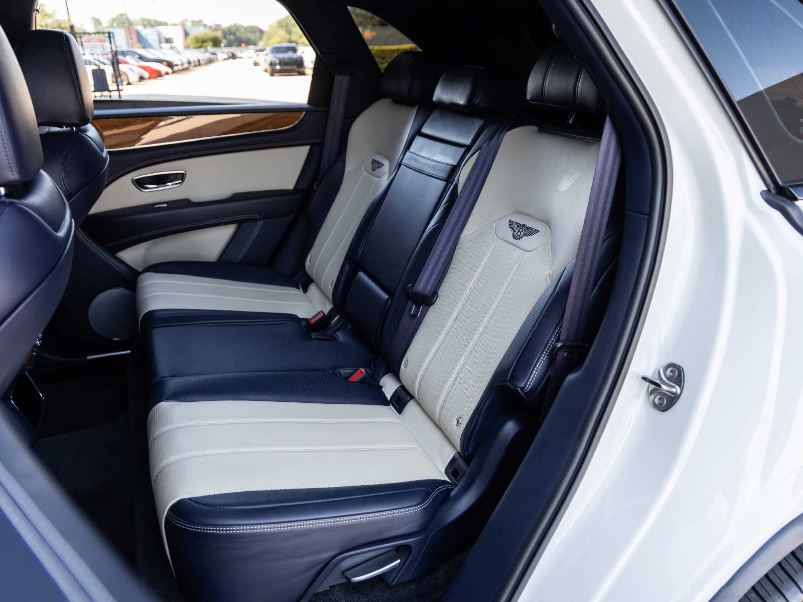 Used 2021 Bentley Bentayga AWD/4WD image 37
