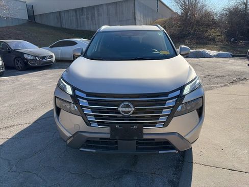 Used 2024 Nissan Rogue SL image 2