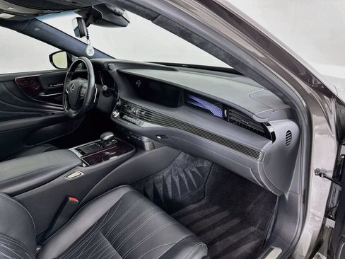Used 2019 Lexus LS 500 w/ Interior Upgrade Package RWD image 32