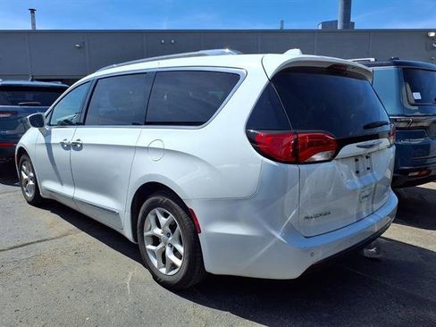 Used 2020 Chrysler Pacifica Limited FWD image 2