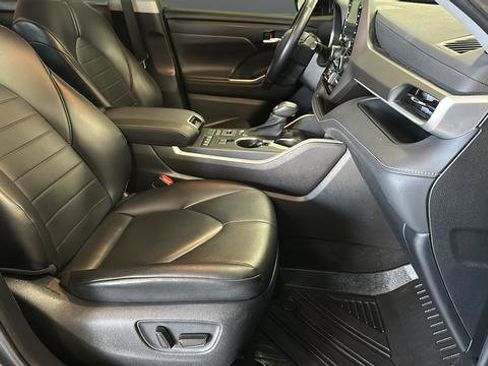 Used 2021 Toyota Highlander XLE AWD/4WD image 23