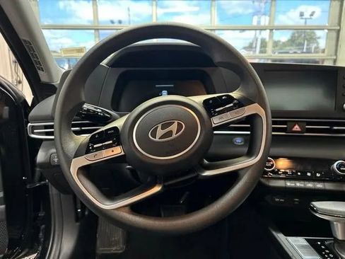Used 2025 Hyundai Elantra Hybrid FWD image 21