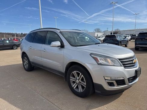 Used 2017 Chevrolet Traverse LT image 1