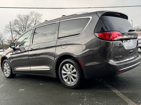 Used 2019 Chrysler Pacifica Touring-L image 6