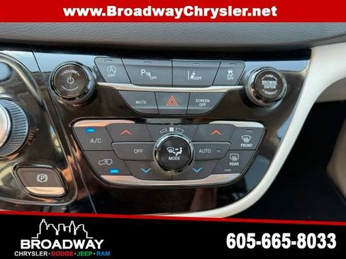 Used 2022 Chrysler Pacifica Touring-L FWD image 21