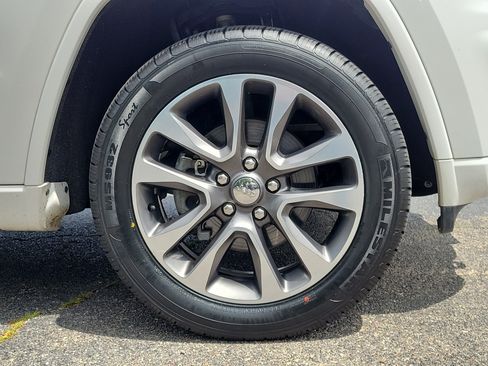 Used 2018 Jeep Grand Cherokee Overland AWD/4WD image 5