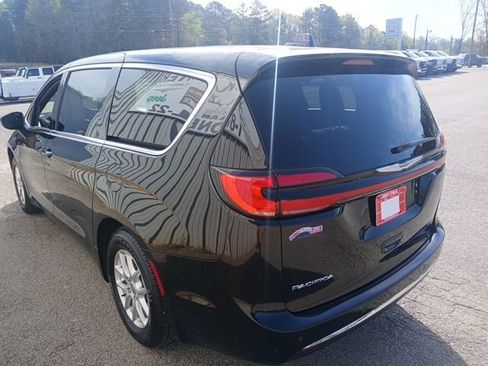 Used 2025 Chrysler Pacifica Select image 5