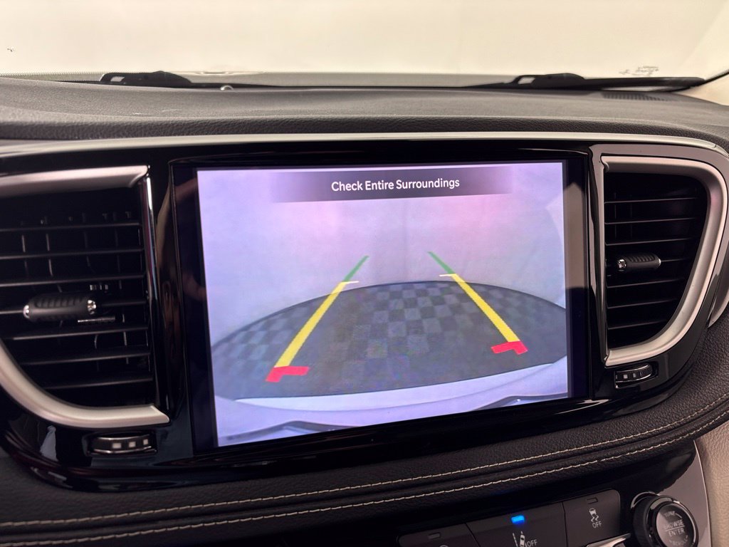 Used 2022 Chrysler Pacifica Touring-L AWD/4WD image 3