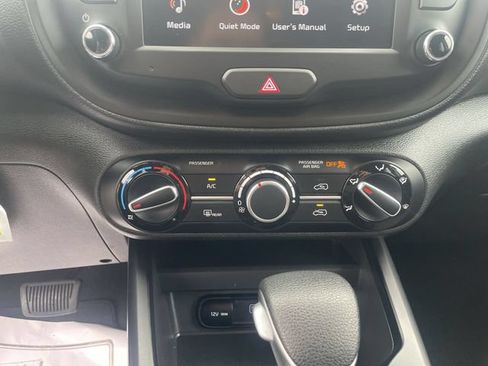 Used 2025 Kia Soul LX w/ LX Technology Package FWD image 25