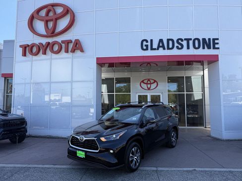 Used 2023 Toyota Highlander XLE AWD/4WD image 1