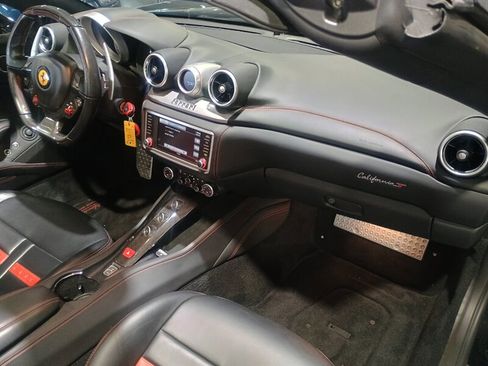 Used 2018 Ferrari California T image 34
