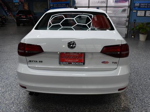 Used 2017 Volkswagen Jetta SE image 4