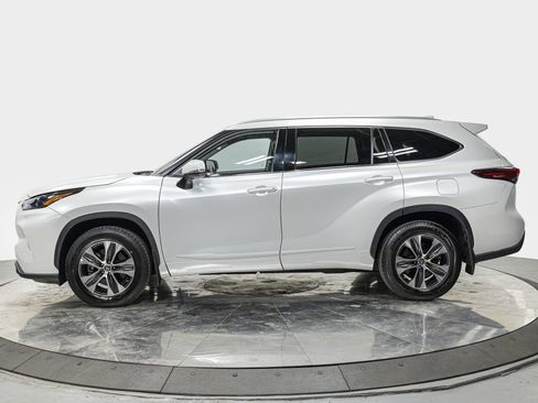 Used 2022 Toyota Highlander XLE image 2