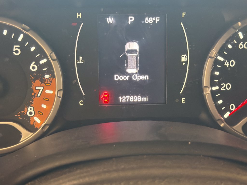 Used 2015 Jeep Renegade Latitude FWD image 9