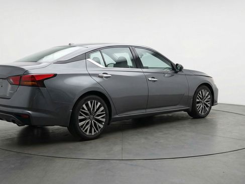 Used 2025 Nissan Altima 2.5 SV image 9