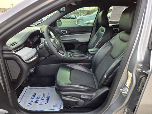 Used 2023 Jeep Compass Latitude w/ Mopar Graphics Package image 15