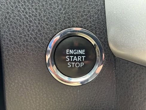 Used 2019 Toyota Highlander XLE AWD/4WD image 39