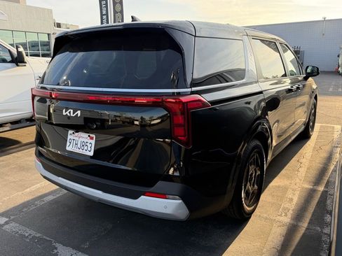 Used 2025 Kia Carnival image 4
