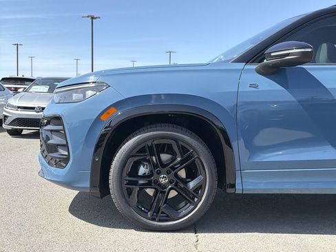 New 2026 Volkswagen Tiguan SE R-Line FWD image 9