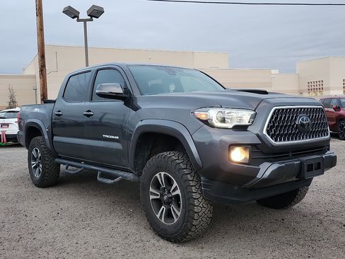 Used 2018 Toyota Tacoma TRD Sport image 4