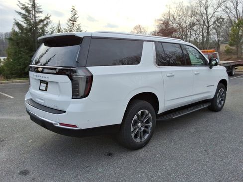 New 2026 Chevrolet Suburban LT image 5