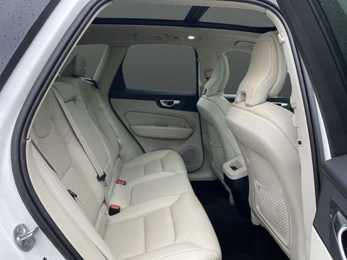 Used 2023 Volvo XC60 B5 Plus image 28