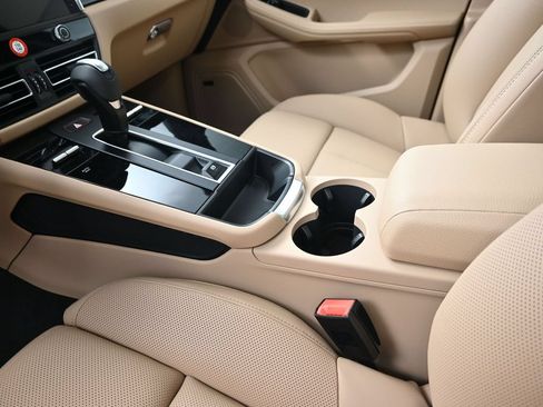Certified 2026 Porsche Macan AWD/4WD image 22