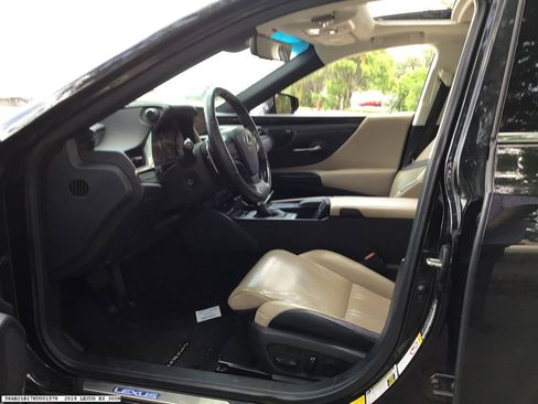 Used 2019 Lexus ES 300h Ultra Luxury w/ Accessory Package 2 image 12