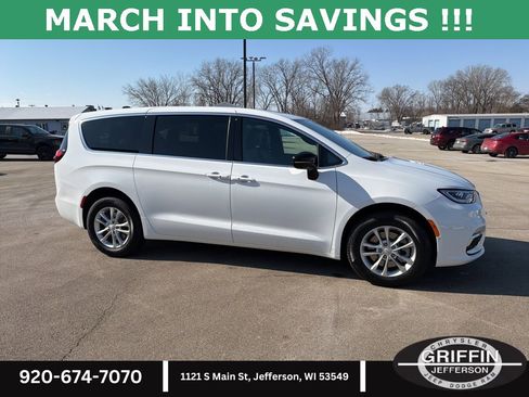 New 2026 Chrysler Pacifica Select image 8