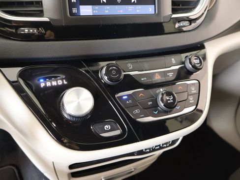 Used 2023 Chrysler Voyager LX image 7