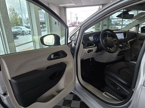 Used 2024 Chrysler Pacifica Touring-L image 19
