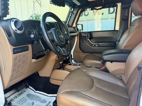 Used 2014 Jeep Wrangler Unlimited Rubicon w/ Connectivity Group AWD/4WD image 11