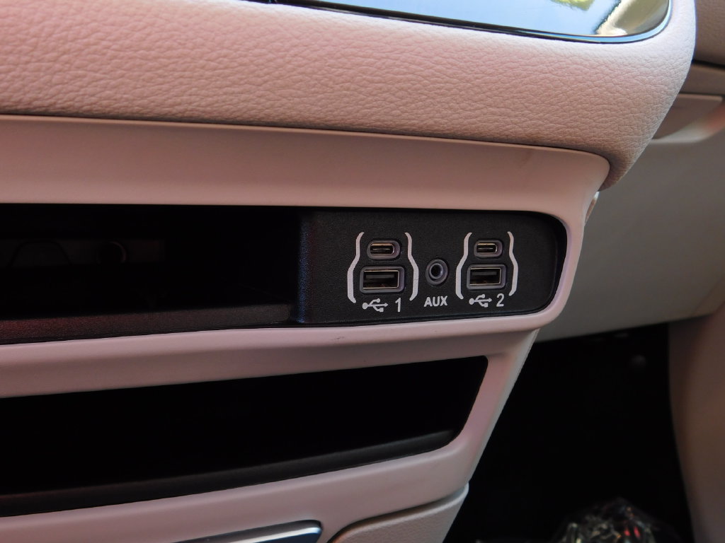 Used 2024 Chrysler Pacifica Limited FWD image 27