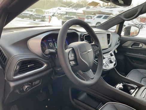 New 2026 Chrysler Pacifica Limited w/ S Appearance Package image 10