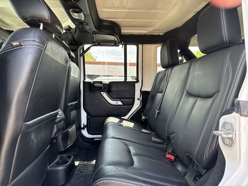 Used 2015 Jeep Wrangler Unlimited Rubicon image 19