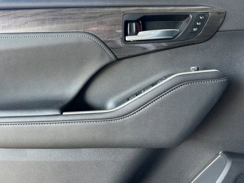 Used 2024 Toyota Highlander Limited image 12