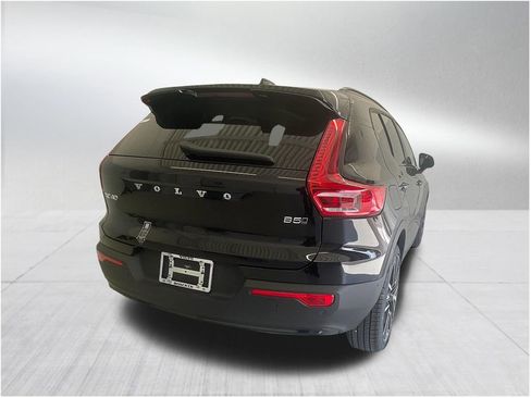Used 2024 Volvo XC40 B5 Ultimate image 4