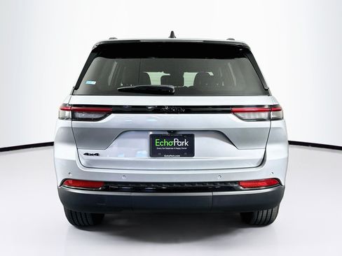 Used 2024 Jeep Grand Cherokee Altitude AWD/4WD image 7